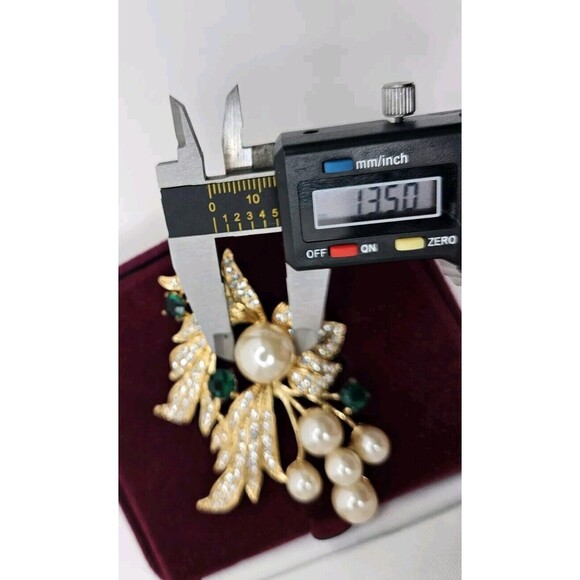 Camrose & Kross Jacqueline Kennedy Pin Brooch Faux Emerald, Pearl & Crystals - Picture 10 of 12